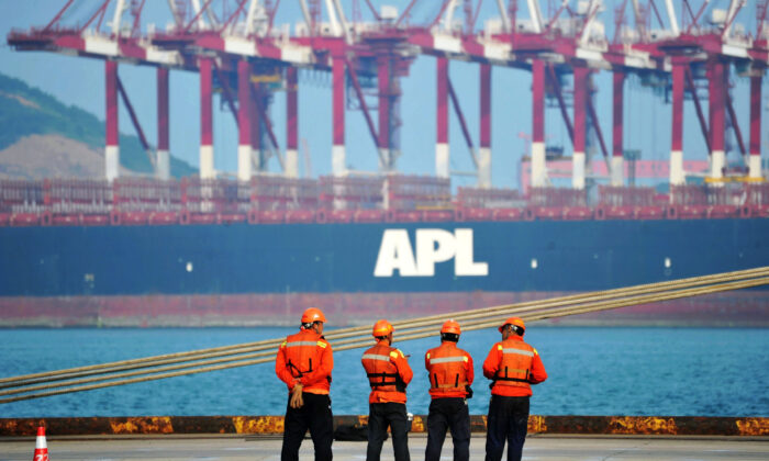Trabajadores en el puerto de la ciudad de Qingdao, en la provincia de Shandong, este de China, el 8 de junio de 2017. (STR/AFP a través de Getty Images)
