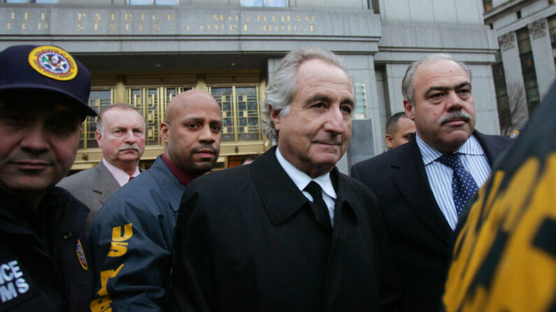 Bernard Madoff (C) sale de la Corte Federal después de una audiencia de fianza en Manhattan el 5 de enero de 2009 en la ciudad de Nueva York. (Hiroko Masuike/Getty Images)