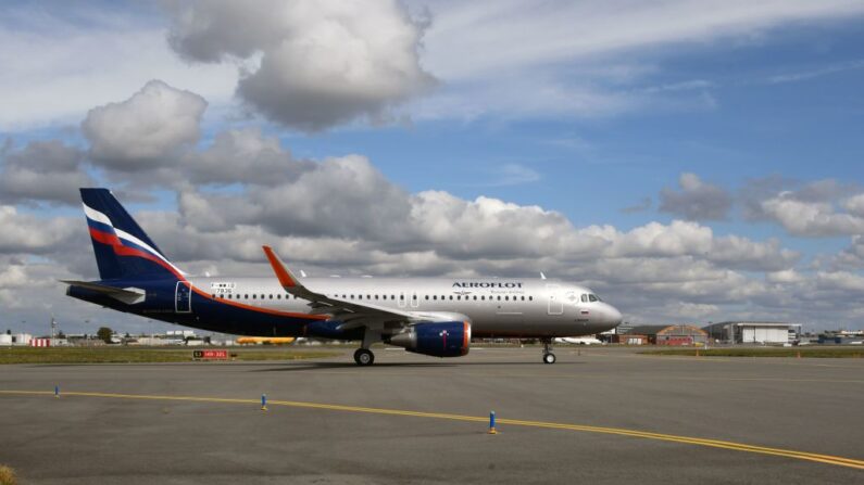 Un Airbus A320 de la compañía rusa Aeroflot se prepara para despegar el 26 de septiembre de 2017 del aeropuerto de Toulouse-Blagnac, en el suroeste de Francia. (PASCAL PAVANI/AFP vía Getty Images)