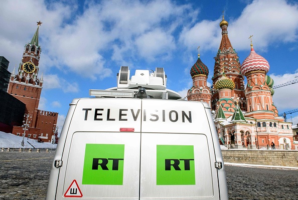 Una furgoneta de transmisión de la televisión estatal rusa, Russia Today (RT), se encuentra estacionada frente a la Catedral de San Basilio y el Kremlin junto a la Plaza Roja en Moscú, el 16 de marzo de 2018. (MLADEN ANTONOV/AFP a través de Getty Images)