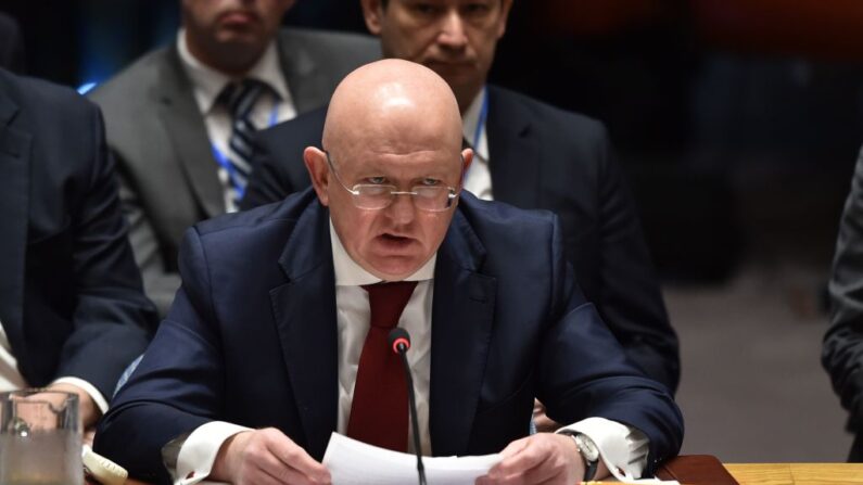 El embajador ruso ante la ONU, Vasily Nebenzya, durante la reunión del Consejo de Seguridad de la ONU, en la sede de las Naciones Unidas en Nueva York, el 14 de abril de 2018. (Hector Retamal/AFP a través de Getty Images)