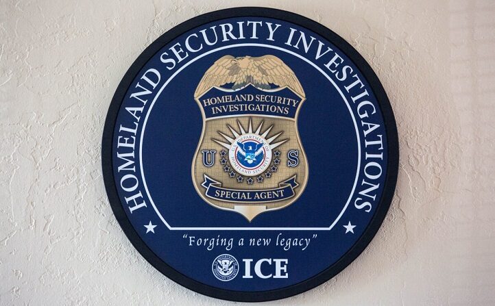 Logotipo de ICE Homeland Security Investigations. (Samira Bouaou/The Epoch Times)