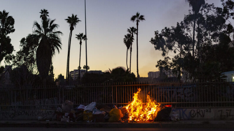 Un incendio arde en un campamento de indigentes en Los Ángeles, California, el 20 de enero de 2022. (John Fredricks/The Epoch Times)