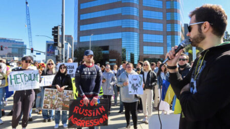 Cientos de personas se reúnen en Westwood para apoyar a Ucrania y condenar la invasión rusa