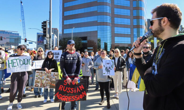 Después de que Rusia lanzara una invasión a gran escala de Ucrania en la noche del 23 de febrero de 2022, cientos de personas protestaron frente al Edificio Federal en Westwood el 24 de febrero de 2022. (Alice Sun/The Epoch Times)
