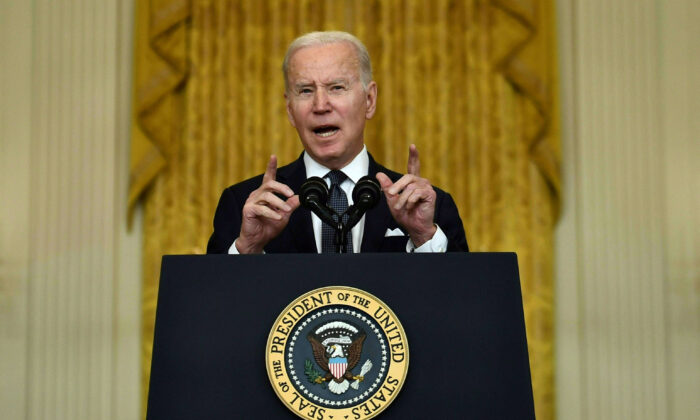 El presidente Joe Biden habla sobre Rusia y Ucrania en la Sala Este de la Casa Blanca, el 15 de febrero de 2022. (Brendan Smialowski/AFP a través de Getty Images)