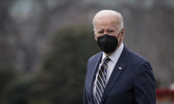 El presidente Joe Biden sale del Despacho Oval y se dirige al Marine One en el Jardín Sur de la Casa Blanca el 28 de enero de 2022. (Drew Angerer/Getty Images)