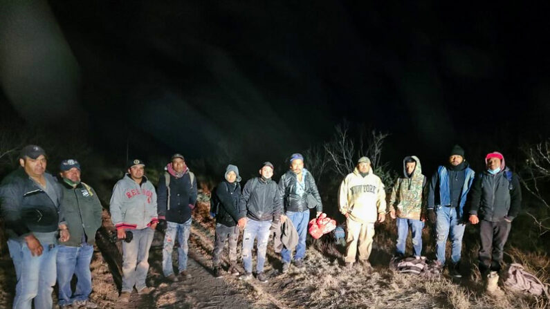 La policía detiene a un grupo de extranjeros ilegales en un rancho en el condado de Kinney, Texas, el 14 de enero de 2022. (Cortesía de la Oficina del Sheriff del condado de Kinney)