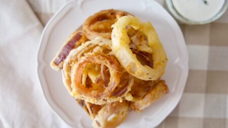 Aros de cebolla fritos con salsa de suero de leche