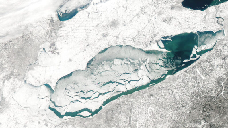 Una imagen de satélite muestra la grieta en el hielo del lago Erie el 6 de febrero de 2022. (NOAA)