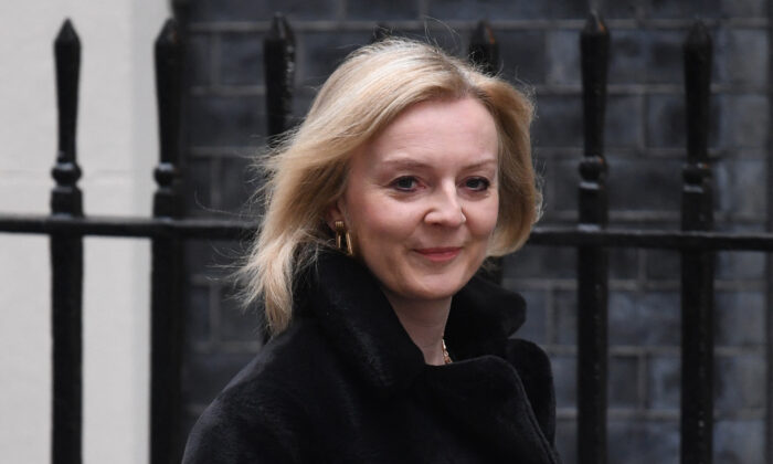 La ministra del exterior de Inglaterra, Liz Truss, llega para una reunión de gabinete en Downing Street, en Londres, el 25 de enero de 2022. (Daniel Leal/AFP vía Getty Images)
