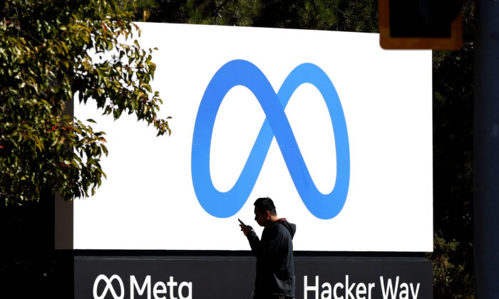 Una persona camina frente a un nuevo logotipo y el nombre "Meta" en el letrero frente a la sede de Facebook el 28 de octubre de 2021 en Menlo Park, California. (Justin Sullivan/Getty Images)