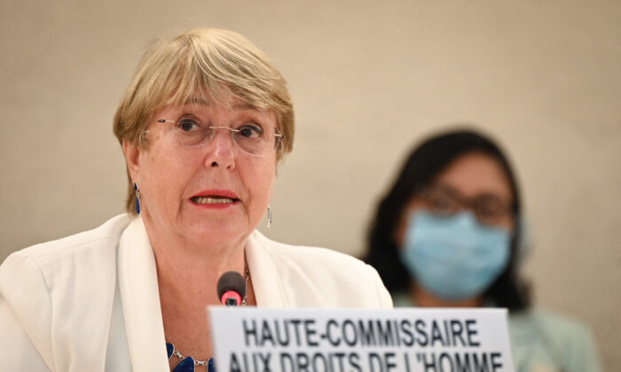 La Alta Comisionada de las Naciones Unidas para los Derechos Humanos, Michelle Bachelet, pronuncia un discurso en la apertura de una sesión especial del Consejo de Derechos Humanos de la ONU sobre Afganistán, en Ginebra, el 24 de agosto de 2021. (Fabrice Coffrini/AFP vía Getty Images)
