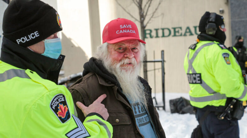 Mike Jamieson, de Windsor, Nueva Escocia, es detenido por negarse a mover su camión en el bloqueo de Ottawa el 18 de febrero de 2022. (Richard Moore/The Epoch Times)
