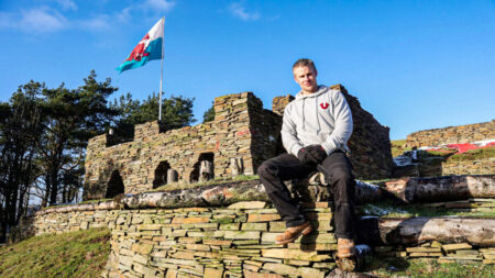 Soldado retirado construye castillo en una montaña para ayudar a militares con problemas post-guerra