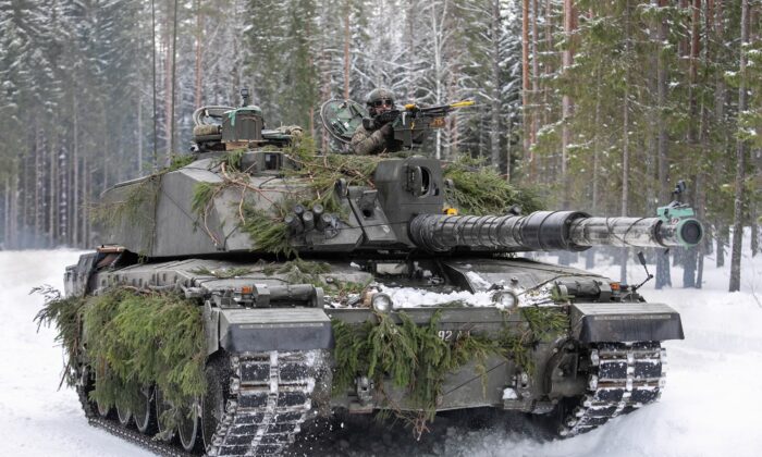 Grupos de batalla de la OTAN de Estonia y el Reino Unido durante un entrenamiento militar en el Área Central de Entrenamiento en Lasna, Estonia, el 8 de febrero de 2022. (Paulius Peleckis/Getty Images)

