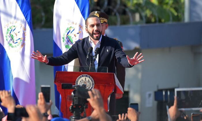 El presidente salvadoreño, Nayib Bukele, hace un gesto mientras habla con sus partidarios fuera de la Asamblea Legislativa en San Salvador, el 9 de febrero de 2020. (MARVIN RECINOS/AFP a través de Getty Images)