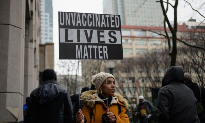 Trabajadores de la ciudad se reúnen para protestar contra los mandatos y restricciones por la vacuna anti-COVID en la ciudad de Nueva York, el 7 de febrero de 2022. (Angela Weiss/AFP a través de Getty Images)
