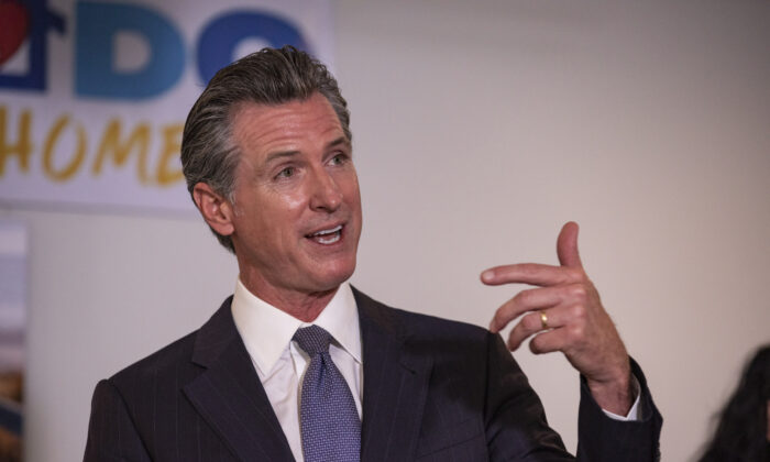 El gobernador de California, Gavin Newsom, habla del plan estatal de iniciativas para los sin techo en Los Ángeles, California, el 29 de septiembre de 2021. (John Fredricks/The Epoch Times)