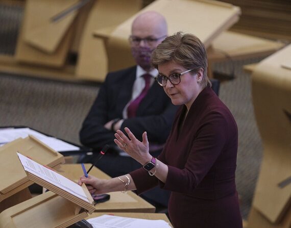 La primera ministra escocesa, Nicola Sturgeon, habla durante una actualización del COVID-19 en el Parlamento escocés en Edimburgo, el 22 de febrero de 2022. (Fraser Bremner - Pool/Getty Images)