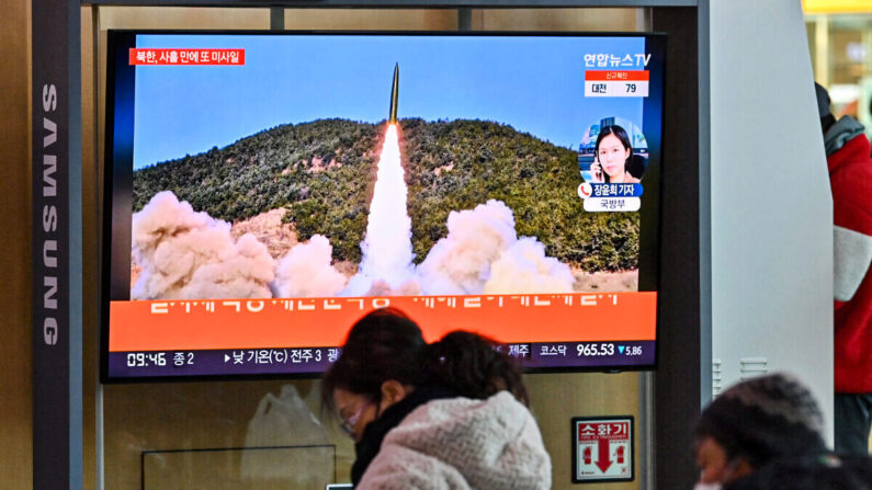 Personas observan la televisión que muestra un noticiero con imágenes de archivo de una prueba de misiles de Corea del Norte, en una estación de tren en Seúl el 17 de enero de 2022, después de que Corea del Norte disparara un proyectil no identificado hacia el este en la cuarta prueba de armas sospechosa del país este mes, según el ejército del Sur. (JUNG YEON-JE/AFP vía Getty Images)