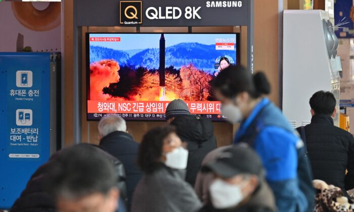 La gente mira una pantalla de televisión que muestra una transmisión de noticias con imágenes de archivo de una prueba de misiles de Corea del Norte, en una estación de tren en Seúl, Corea del Sur, el 27 de febrero de 2022, después de que Corea del Norte lanzara un "proyectil no identificado" según el ejército de Corea del Sur. (Jung Yeon-je/AFP a través de Getty Images)