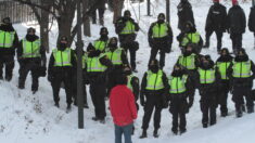 Cientos de policías están determinados a acabar con los manifestantes de Ottawa