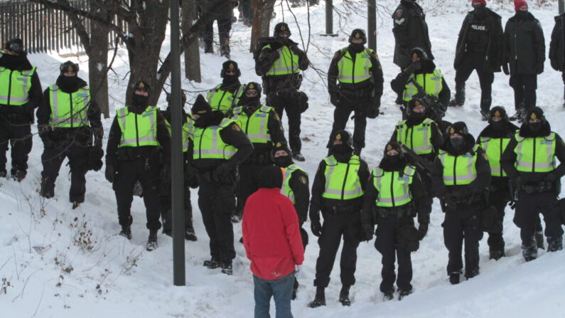 Un manifestante solo se enfrenta a la policía en Ottawa el 18 de febrero de 2022. (Richard Moore/The Epoch Times)
