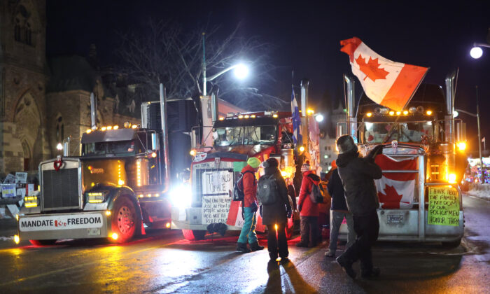Los camiones y manifestantes bloquean las calles del centro cerca de los edificios del Parlamento en Ottawa, Canadá, el 15 de febrero de 2022. (Scott Olson/Getty Images)