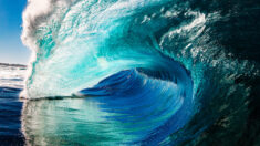 Impresionantes imágenes de un fotógrafo de olas muestran su fe y su conexión con el mar