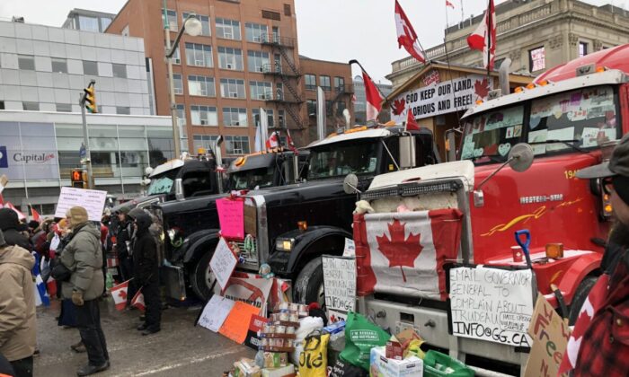 Alimentos y otros artículos de primera necesidad donados a los camioneros se dejan junto a los camiones aparcados frente a la colina del Parlamento en Ottawa el 6 de febrero de 2022. (Noé Chartier/The Epoch Times)
