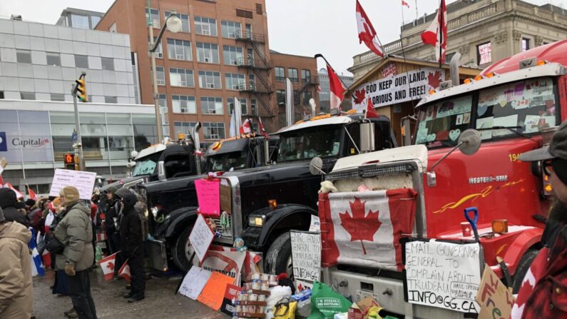 Alimentos y artículos de primera necesidad donados a los camioneros junto a camiones estacionados frente a Parliament Hill en Ottawa el 6 de febrero de 2022. (Noé Chartier/The Epoch Times)