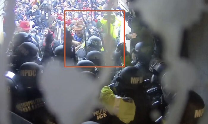 Una agente del Departamento de Policía Metropolitana levanta su porra antes de golpear a Rosanne Boyland en el exterior del túnel de la Terraza Oeste del Capitolio de EE. UU. (Video Still/Departamento de Justicia de EE. UU.)