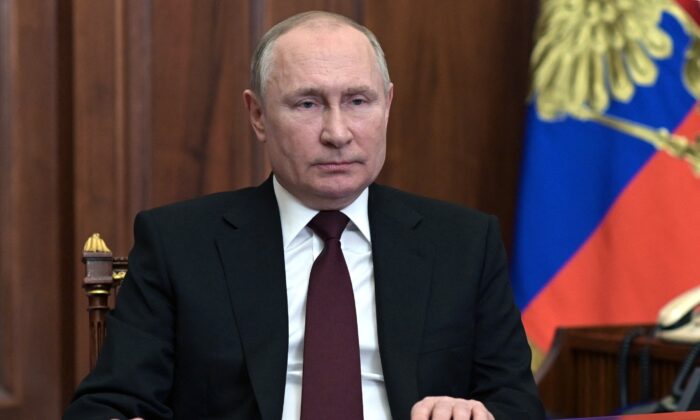El presidente ruso Vladimir Putin habla durante su discurso a la nación desde el Kremlin, en Moscú, el 21 de febrero de 2022. (Alexey Nikolsky/Sputnik/AFP vía Getty Images)