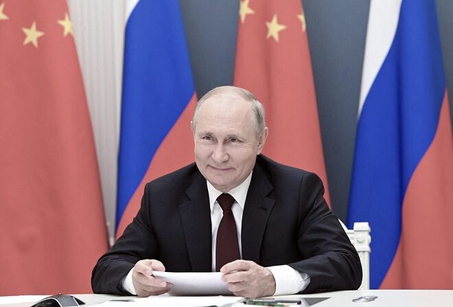 El presidente ruso Vladimir Putin mantiene una reunión por videoconferencia con el líder chino Xi Jinping (no se ve) en el Kremlin en Moscú el 28 de junio de 2021. (Alexy Nikolsky/Sputnik/AFP vía Getty Images)