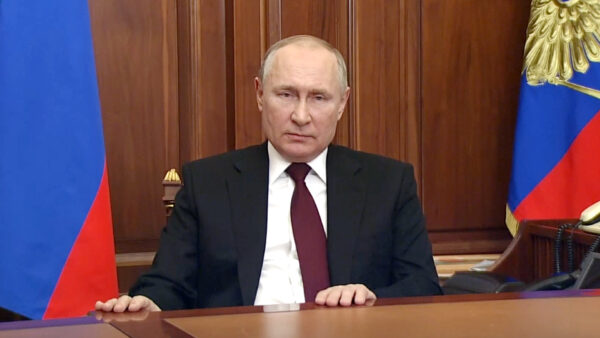 El presidente ruso Vladimir Putin se dirige a la nación en el Kremlin en Moscú el 21 de febrero de 2022, en una imagen de un vídeo. (Russian Pool vía Reuters/Screenshot vía The Epoch Times)