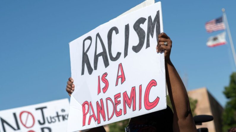 Una mujer sostiene una pancarta durante una protesta en Victorville, California, el 16 de junio de 2020. (Valerie Macon/AFP vía Getty Images)