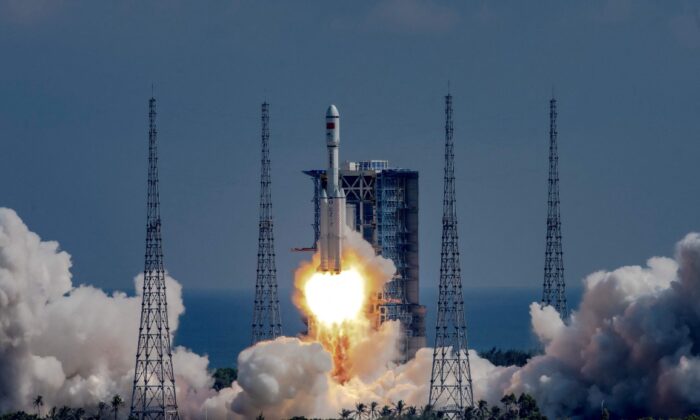 Un cohete Long March 7Y4, que transporta la nave de carga Tianzhou 3, se lanza desde el Centro de Lanzamiento Espacial Wenchang en la provincia sureña china de Hainan, en una misión para entregar suministros a la estación espacial Tiangong de China, el 20 de septiembre de 2021. (STR/AFP vía Getty Images)
