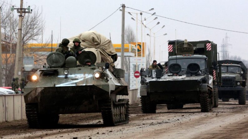 Vehículos militares del ejército ruso en Armyansk, Crimea, el 25 de febrero de 2022. (Stringer/AFP vía Getty Images)