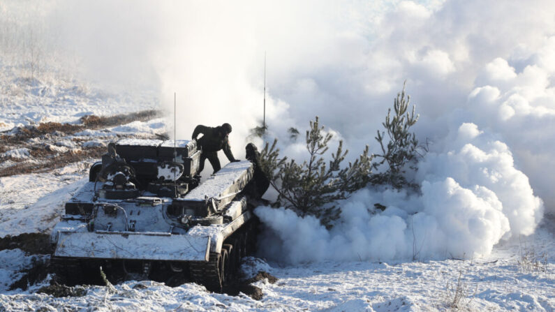 Las fuerzas armadas de Rusia y Bielorrusia asisten a ejercicios conjuntos en el campo de tiro de Gozhsky, en la región de Grodno, Bielorrusia, el 12 de febrero de 2022. (Leonid Shcheglov/Belta/AFP vía Getty Images)