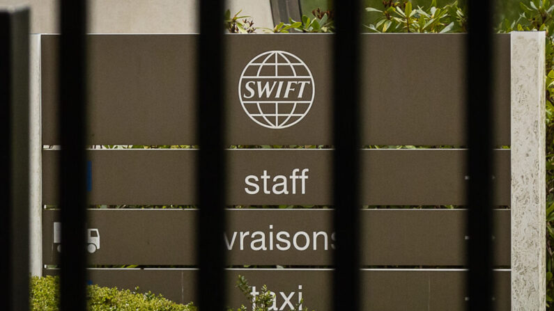 El exterior de la sede de la Sociedad de Telecomunicaciones Financieras Interbancarias Mundiales, o SWIFT, en Terhulpen, cerca de Bruselas, Bélgica, el 25 de febrero de 2022. (James Arthur Gekiere/Belga Mag/AFP vía Getty Images)

