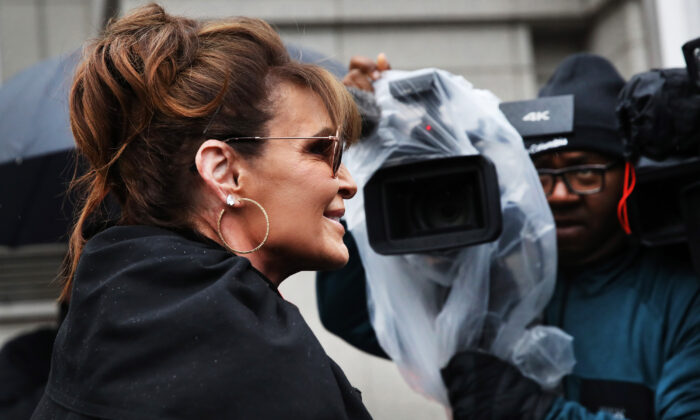 La exgobernadora de Alaska, Sarah Palin, llega a un tribunal federal en Manhattan para su caso de difamación contra el New York Times el 3 de febrero de 2022, en Nueva York. (Foto de Spencer Platt/Getty Images)