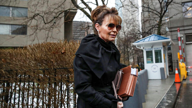 La exgobernadora de Alaska, Sarah Palin, llega a una corte federal de Manhattan para reanudar un caso contra The New York Times después de que se pospusiera porque dio positivo por COVID-19 en la ciudad de Nueva York el 3 de febrero de 2022. (Spencer Platt/Getty Images)
