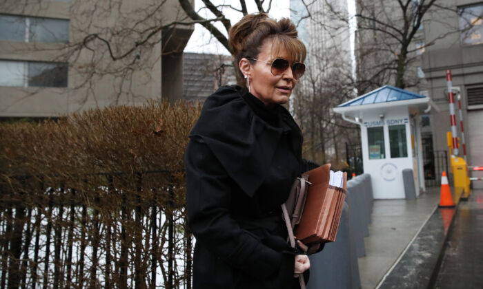 La exgobernadora de Alaska, Sarah Palin, llega a un tribunal federal en Manhattan para reanudar un caso contra The New York Times después de que se pospusiera al dar positivo a Covid-19 el 03 de febrero de 2022, en la ciudad de Nueva York. (Foto de Spencer Platt/Getty Images)