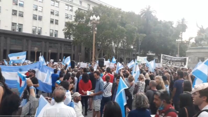 Concentración de las personas que asistieron al Convoy de la Libertad Argentina, el 7 de febrero de 2022, en Buenos Aires, Argentina. (Cortesía de Convoy Freedom Argentina)