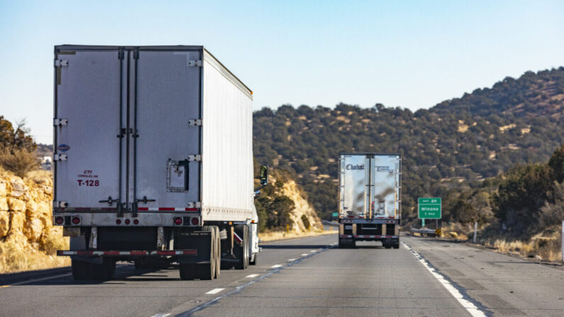 Camiones de transporte por el estado de Arizona el 3 de diciembre de 2021. (John Fredricks/Epoch Times)