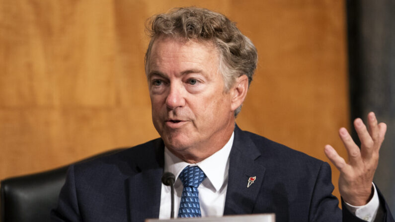 El senador Rand Paul (R-Ky.) hace preguntas durante una audiencia del Congreso en el Capitolio de Estados Unidos en Washington el 21 de septiembre de 2021. (Greg Nash/Pool/Getty Images)