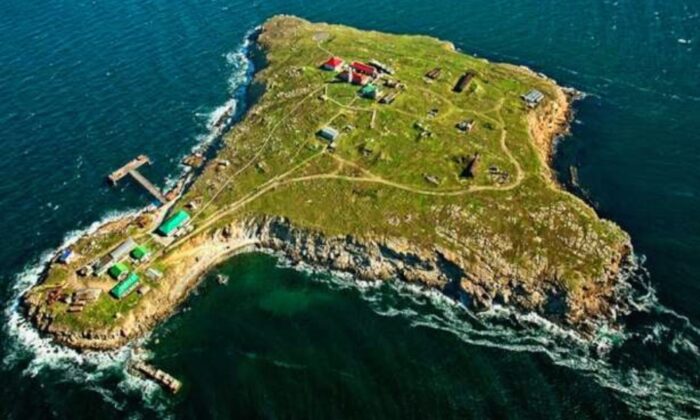 Isla Zmiinyi (Serpiente), una mancha de tierra de aproximadamente 40 acres ubicada al sur del puerto de Odessa en el Mar Negro. (Cortesía de la Armada de Ucrania)