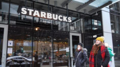 Crece la lucha sindical de empleados de Starbucks en medio de una escasez en mano de obra nacional