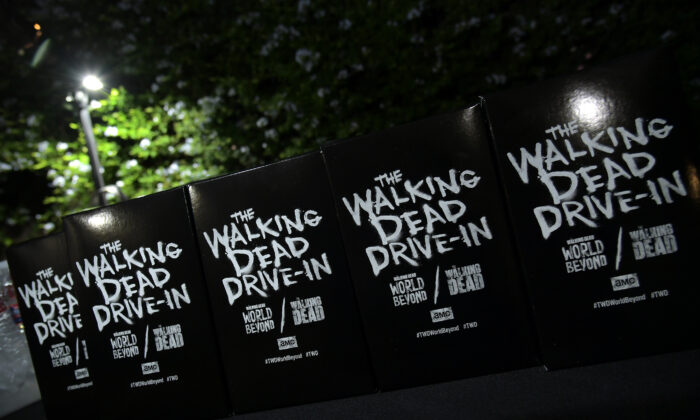 Carteles en el autocine "The Walking Dead" en Los Ángeles, California, el 2 de octubre de 2020. (Charley Gallay/Getty Images para AMC Networks)
